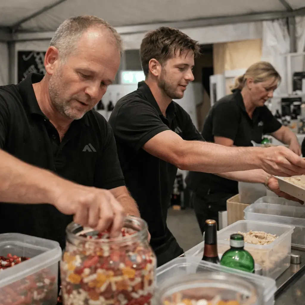 Sympathisches Team-Foto des Candybar-Teams in Action bei einem Event